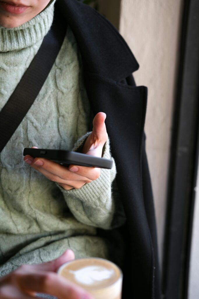 スマホを持つ女性