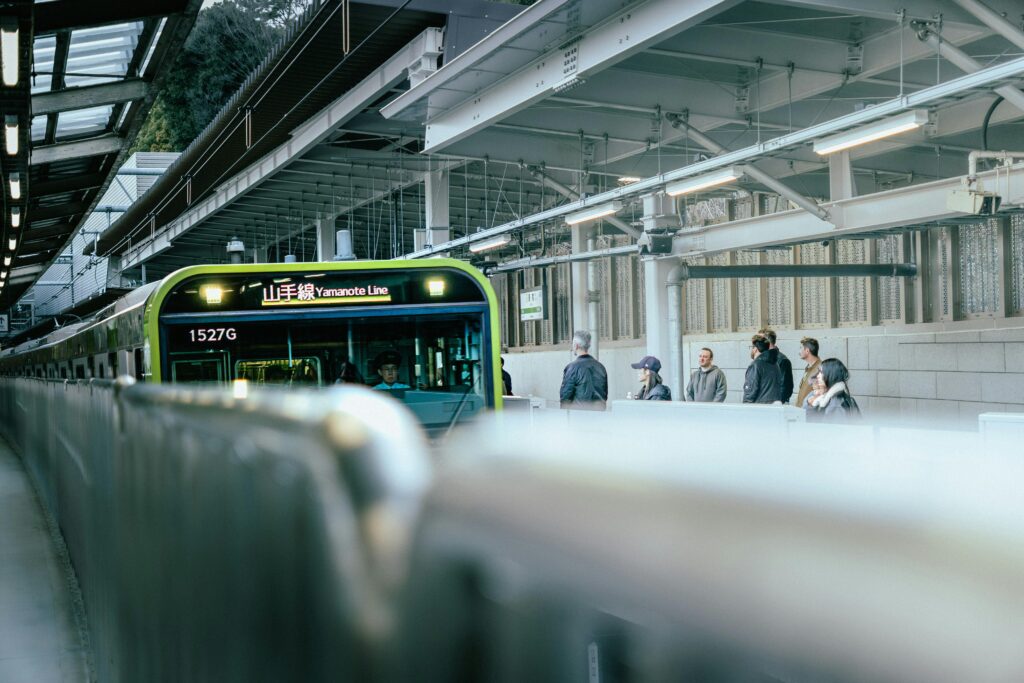 駅のホームで見る電車
