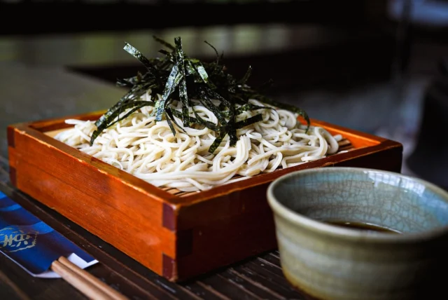 蕎麦が好き
代表の高崎です😊
突然ですが、蕎麦は好きですか…？
私はこれまで麺類はラーメンうどんしか認めていなくて、蕎麦なんて年越し蕎麦すら食べない人だったのですが笑😆
長野に来てから蕎麦にハマりました。
そして、美味しい蕎麦とは…！？を模索する日々を送っています笑
本日の1枚は長野ではなく、青梅に行った際にふらっと立ち寄った蕎麦屋さんがとても美味しかったのて、その一枚を📸
平日の閉店前に行って蕎麦は終わりだったのですが、わざわざ来てくれたらからと、大将が特別に打ってくれまして、その打ち立てを食べさせていただきました。
それはもう！最高のお味でした😊
蕎麦には打ち手、作り手の想いを感じる気がします。
そして、日本人に生まれてよかった！と思う訳です。(おじいちゃんみたいですね😆)
もちろんどの料理もそうだと思うのですが、特に蕎麦はそれを感じるパワーが大きい気がします。
いつか蕎麦屋のムービーも作りたい！
そして撮影を通じて全国の蕎麦屋を巡りたいと思っています🎥✨
ぜひ、みなさんのおすすめのお蕎麦屋さんを教えてください✨
#蕎麦 #蕎麦屋 #蕎麦屋巡り #打ち立て #長野県 #青梅市 #麺スタグラム #sheepluck