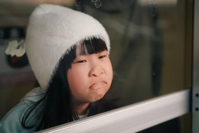 代表の高崎です😊
ここ数日は埼玉も雪が降ったり、寒い日が続いておりました。
私も対面の打ち合わせなど、撮影以外の外勤が続き、寒さと雪を直撃しました💦
長野に行って寒さに強くなったと思っていたのですが笑
やっぱり関東の寒さも厳しいですね💦
皆様、体調にはお気をつけ下さい！
さて、本日の1枚は👀📸
娘ちゃんの変顔🤪をお届けします。
子供あるあるですかね！？
窓ガラスに顔を押し付けるって笑
撮影的にはガラスなど被せて被写体を撮影すると光の加減が変わって、エモくなったりするので、
いい感じの1枚になりました📸✨
このあと、しっかりガラスも拭いておきました。
娘のよだれを拭きましたよ😭
#長野県 #佐久市 #ポートレート撮影 #子供と過ごす休日 #子供と遊ぶ #japanphotography #kidsphoto #エモ #エモい瞬間 #映像制作 #sheepluck